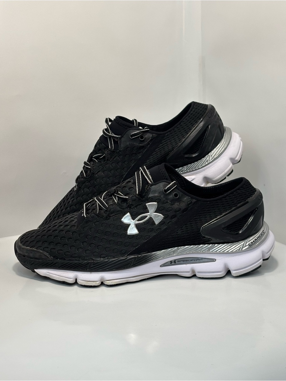 Under Armour Womens Size 10 Speedform Gemini 2 Charged Black/White Athletic Shoe